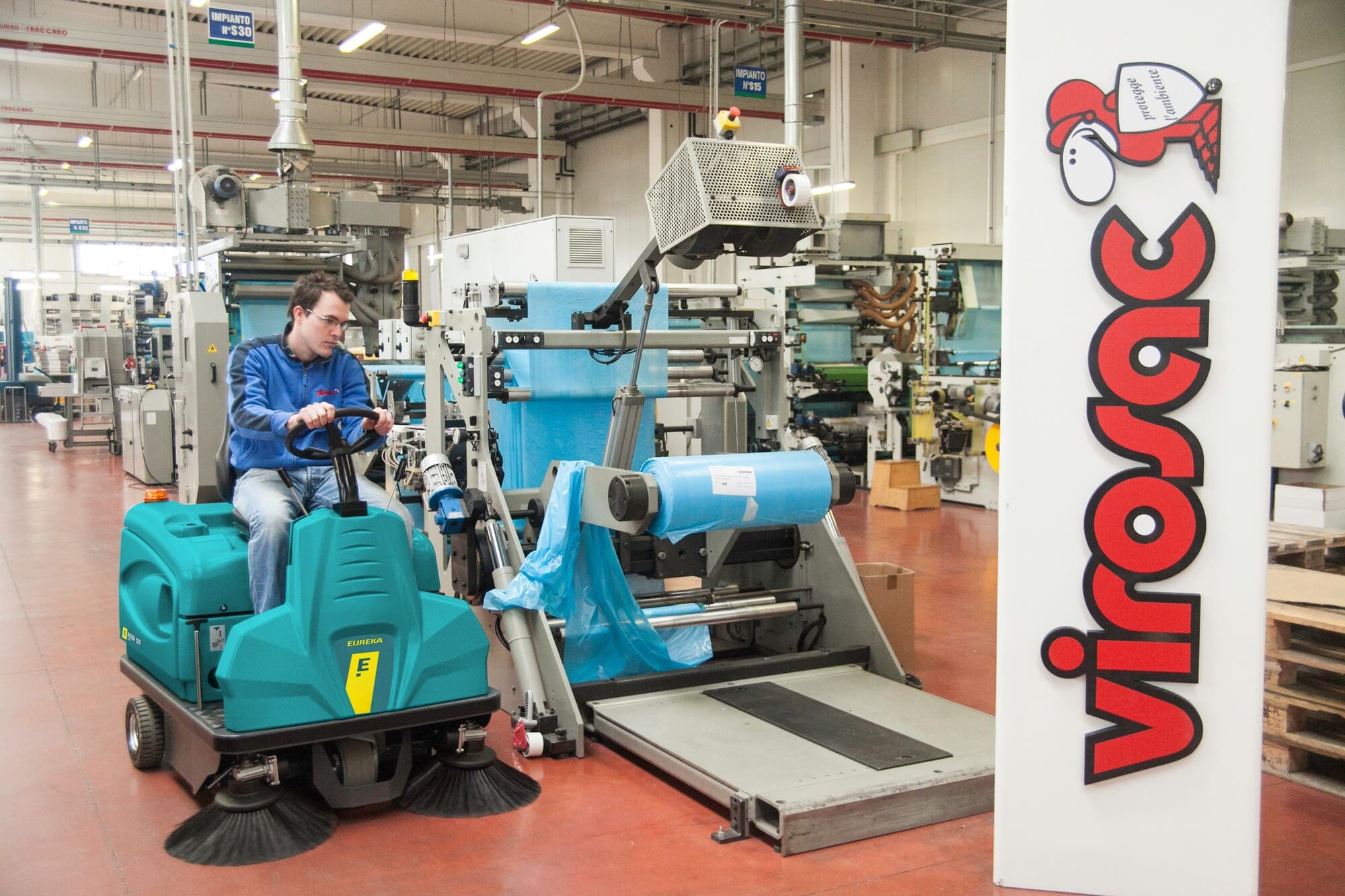 Spazzatrice industriale per pulizia reparto produttivo