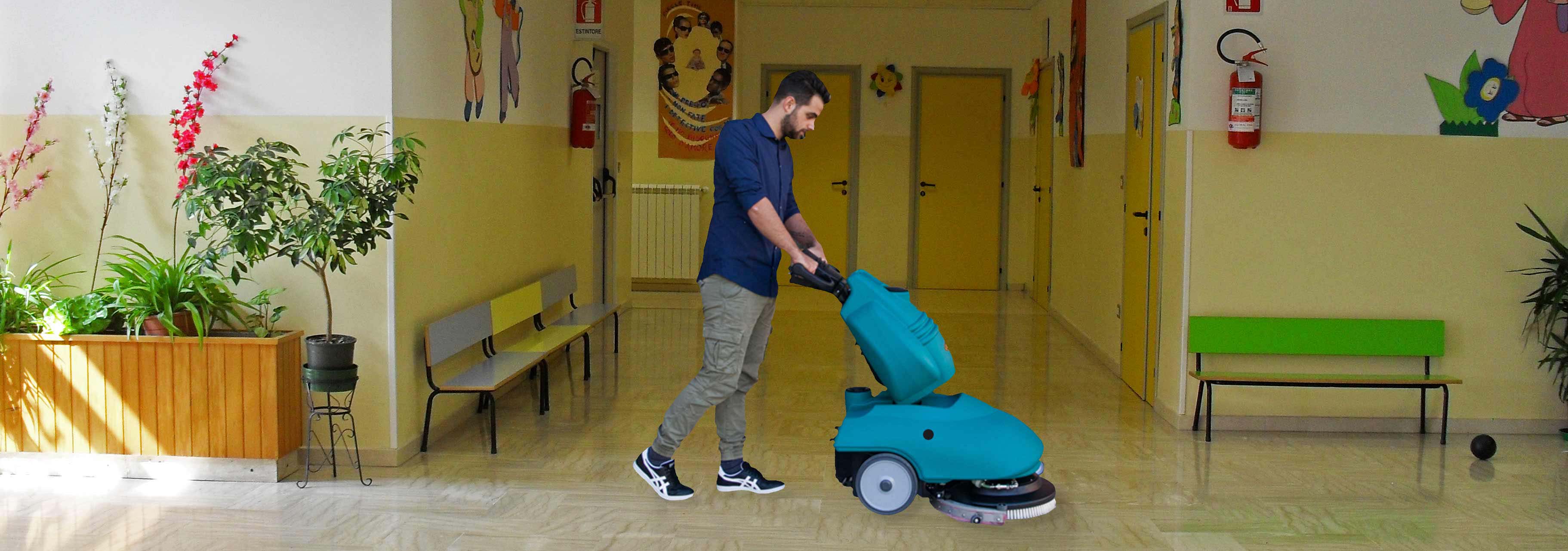 Máquina Eureka para la limpieza de suelos en colegios