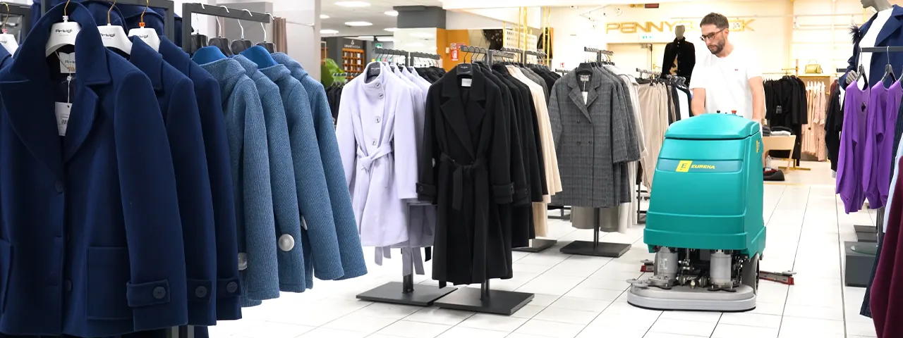 La pulizia dei pavimenti nei negozi di abbigliamento 