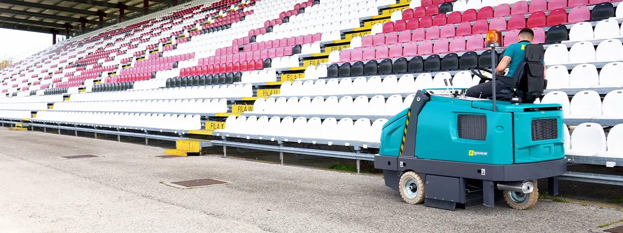 Pulire tribune e parcheggi di un impianto sportivo.