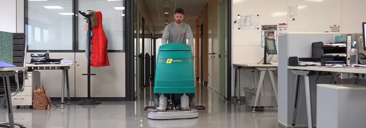 Pulire i pavimenti negli uffici con le lavasciuga Eureka