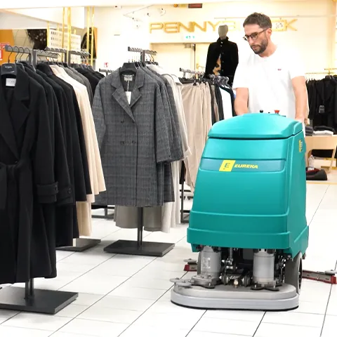 La pulizia dei pavimenti nei negozi di abbigliamento 