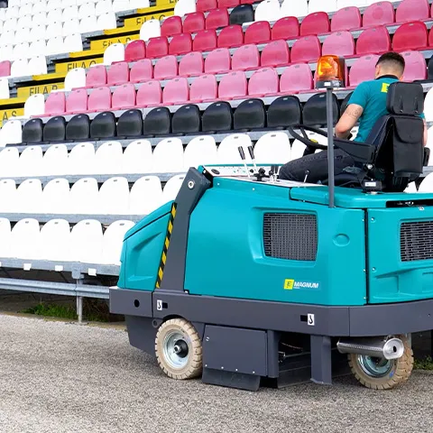 Pulire tribune e parcheggi di un impianto sportivo. 