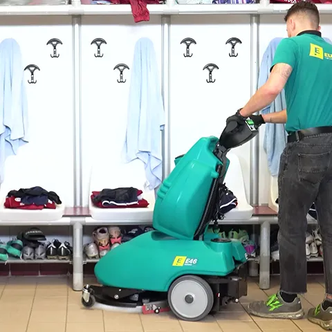 Qual’è il miglior modo per pulire i pavimenti negli spogliatoi? 