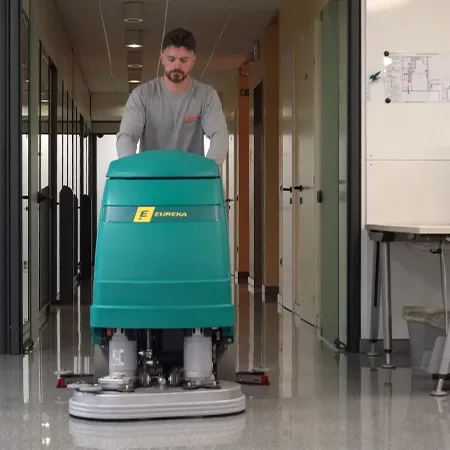 Pulire i pavimenti negli uffici con le lavasciuga Eureka 