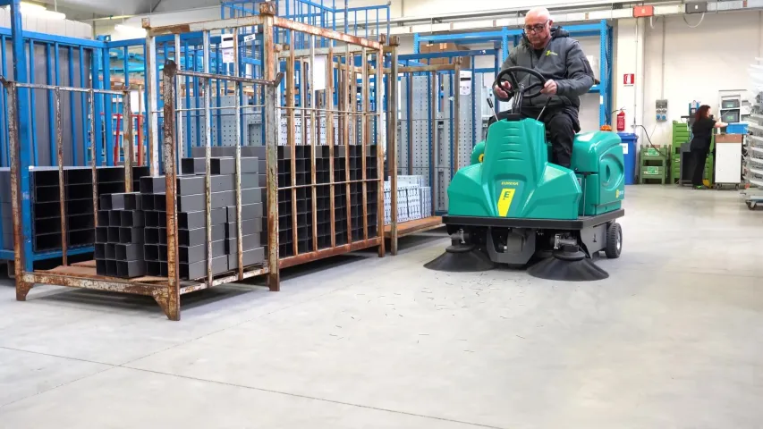Spazzatrice Rider 1201 per reparti di assemblaggio
