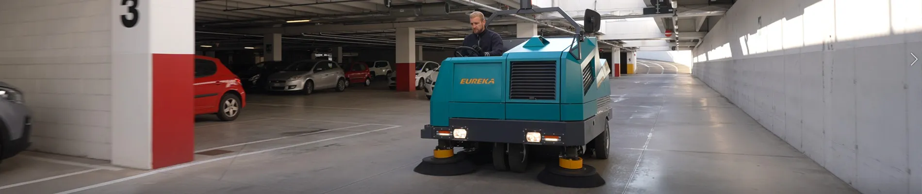 Spazzatrice BULL200 pulisce parcheggio