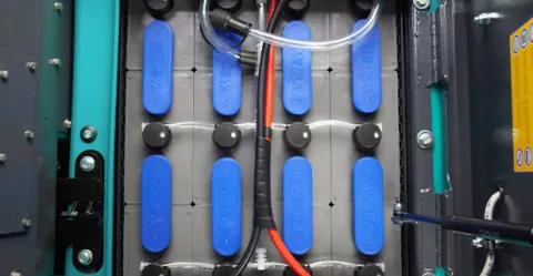 Industrielle Scheuersaugmaschine E100 mit langlebigem Akku