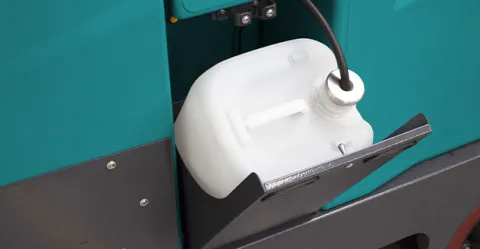 Lavasciuga industriale E110D con sistema di dosaggio detergente automatico