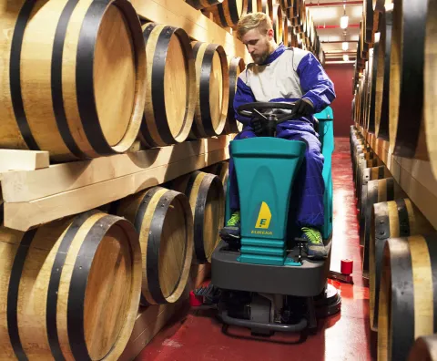 Ride-on industrial scrubber dryer E75 for cellar cleaning