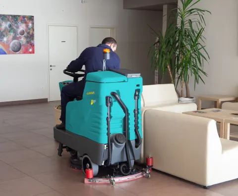 Ride-on scrubber dryer E75 for hotel cleaning