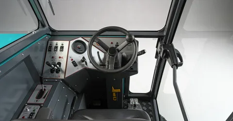Spazzatrice industriale con guida di tipo automobilistica