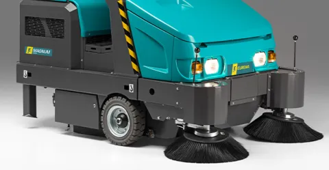 industrial sweeper with reinforced frame