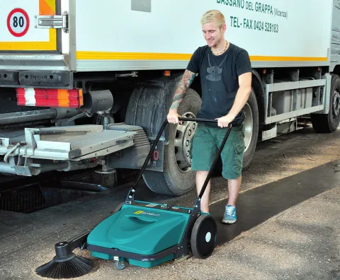 Handkehrmaschine zur Reinigung von mechanischen Werkstätten