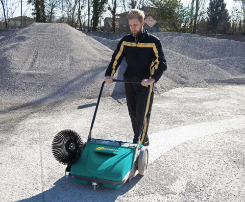 Handkehrmaschine zur Reinigung des Hofes