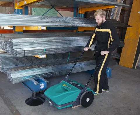 Handkehrmaschine zur Reinigung des Lagers