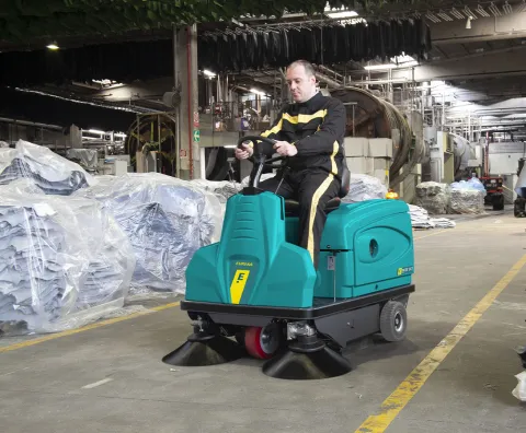 Rider 1201 Aufsitzkehrmaschine zur Reinigung des Lagers