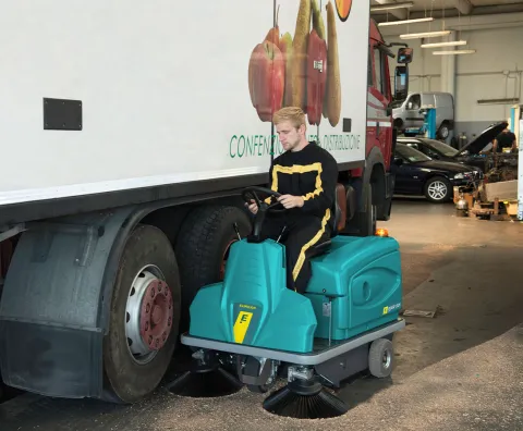 Rider 1201 Aufsitzkehrmaschine zur Reinigung von Industriehallen