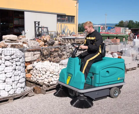 Rider 1201 Aufsitzkehrmaschine zur Reinigung von Höfen
