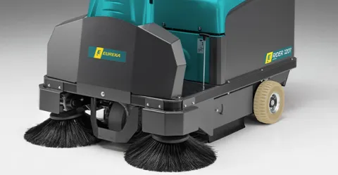 Kehrmaschine mit verstärktem Fahrgestell