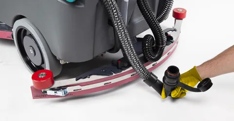 Fregadora industrial E85 con tubo flexible de vaciado