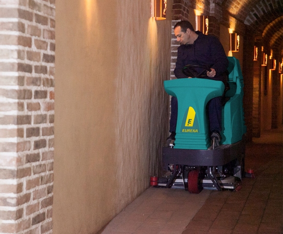 Aufsitz-Bodenreinigungsmaschine E100 zur Reinigung von Fliesenböden