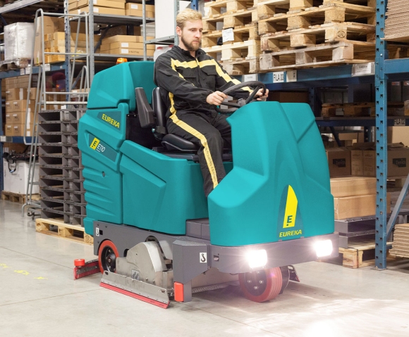 E110R combined machine that sweeps and scrubs simultaneously