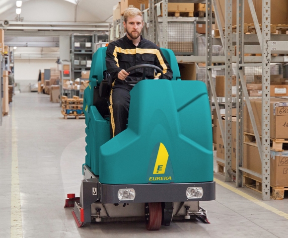 E110-R combined sweeping/scrubbing machine for large floors