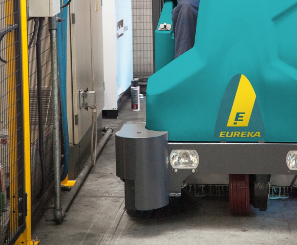 E110R combined scrubber and sweeper machine