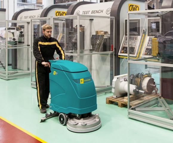 Industrial scrubber dryer E51 for workshop cleaning