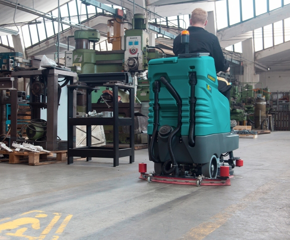 Aufsitz-Bodenreinigungsmaschine E65 für die Reinigung von Werkstätten