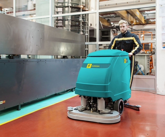 Industrielle Bodenreinigungsmaschine E81 für die Reinigung von Werkstätten