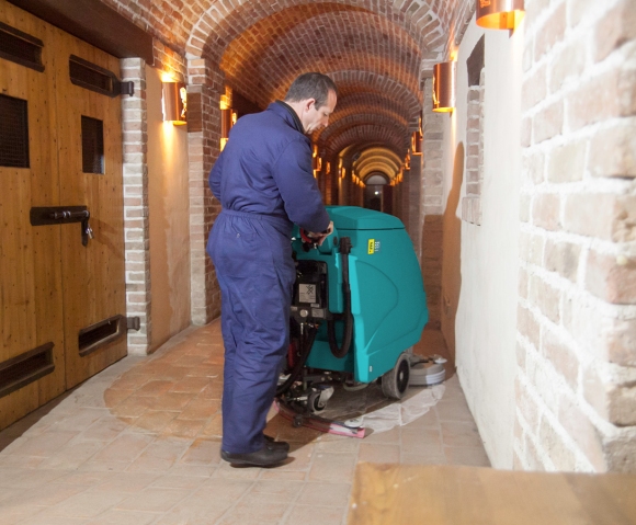 Industrielle Bodenreinigungsmaschine E81 für die Reinigung von Lagern
