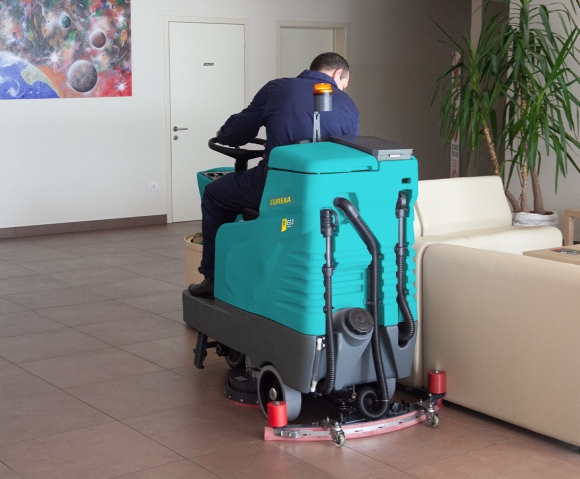 Industrielle Bodenreinigungsmaschine E83 für die Reinigung von Hotels