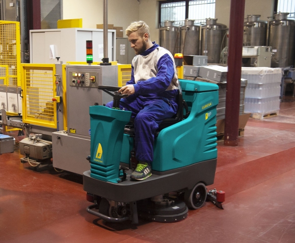 Aufsitz-Bodenreinigungsmaschine E83 für die Reinigung der Metallindustrie