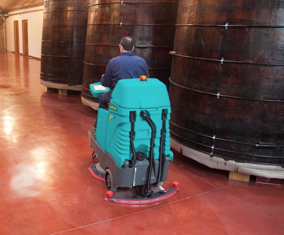 E85 industrial ride-on floor scrubber-dryer – Eureka