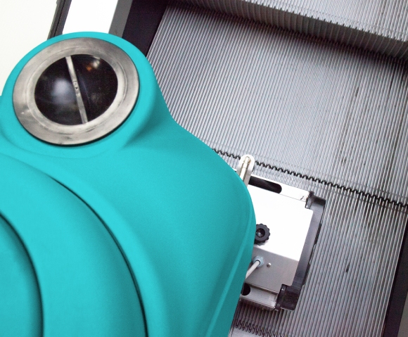 EC52 escalator cleaner for cleaning escalator treads