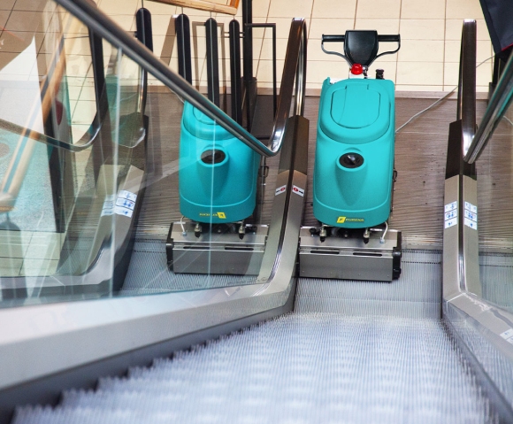 Semi-automatic EC52 machine for cleaning escalators
