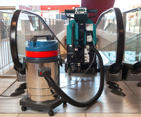EC52 escalator cleaner with vacuum