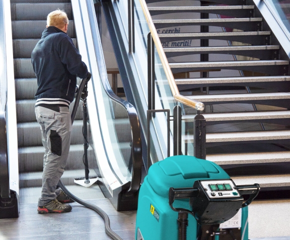The EC52 escalator cleaner perfectly cleans any model of escalator