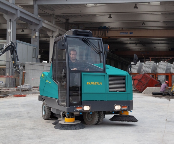Bull 200 industrial sweeper with large waste container capacity