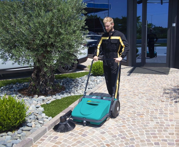 Handkehrmaschine zur Reinigung der Allee