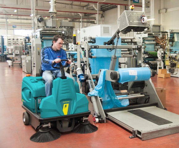 Barredora industrial a conductor a bordo Rider 1201 con dimensiones compactas
