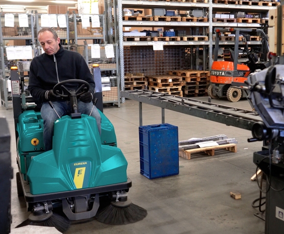 RIDER LIFT – The compact sweeper with high-dump hopper - Eureka