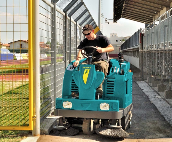 Extrema ride-on sweeper for cleaning outdoor areas