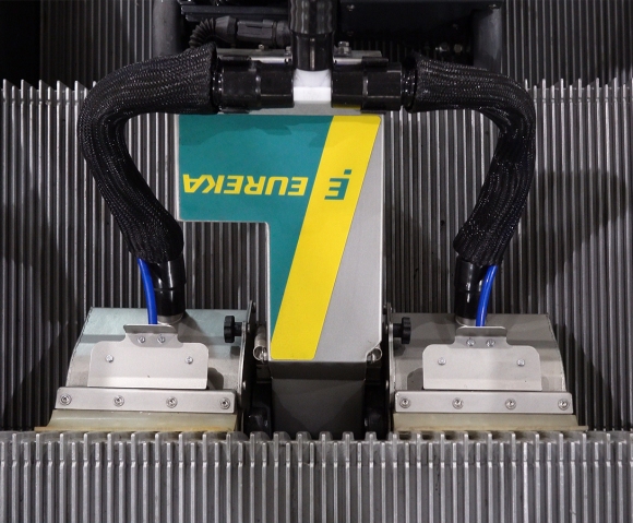 Maschine zur Reinigung der Setzstufen der Rolltreppen
