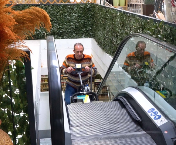 Treppenhausreiniger zur Reinigung der Setzstufen von Rolltreppen
