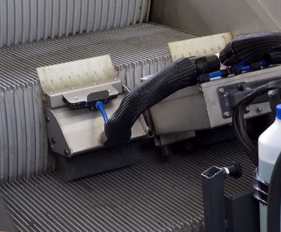 Maschine zur Reinigung der Setzstufen von Rolltreppen