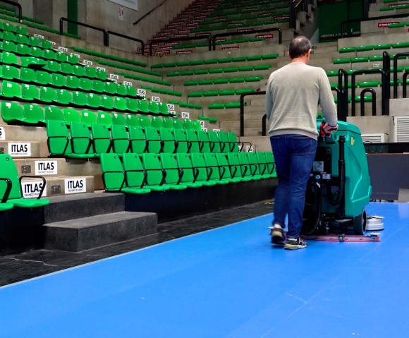 Professional scrubber-dryer E71 for cleaning sports facilities