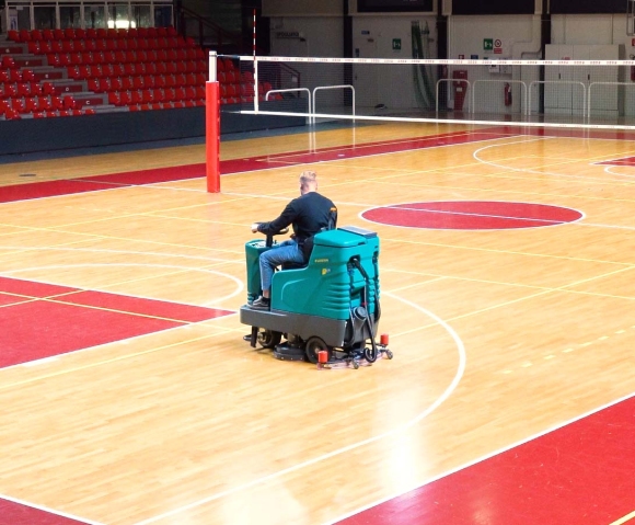 Lavasciuga uomo a bordo E83 per pulizia impianti sportivi